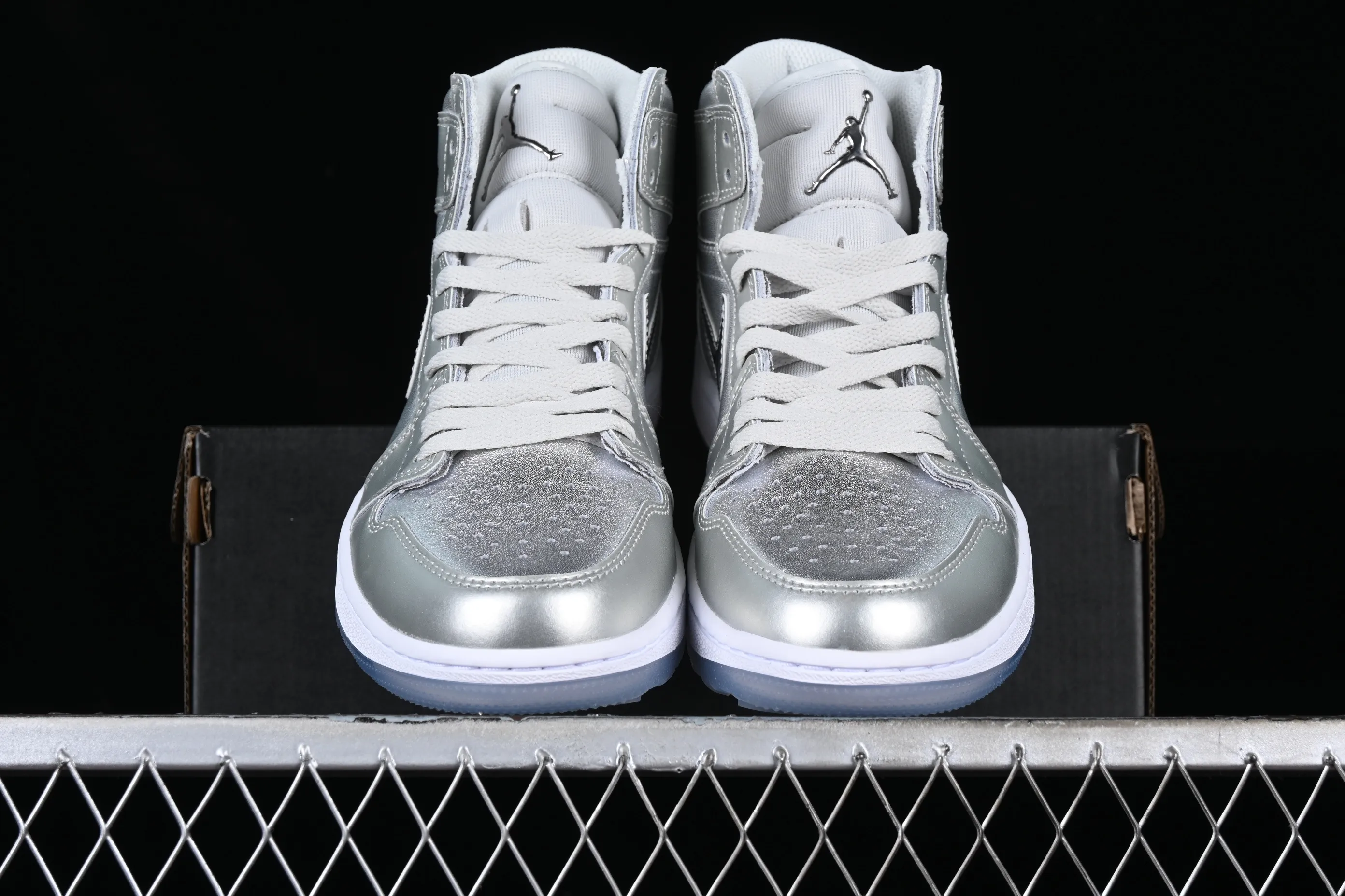 All categories Air Jordan Jordan series basketball shoes Air Jordan 1 High L version Air Jordan 1 High Golf AJ1 Joe 1 golf joint silver high-top basketball shoes FD6815-001